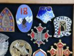 France Lot de 35 (env.) insignes militaires divers, nombreuses reproductions,...