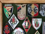 France Lot de 32 (env.) insignes militaires divers, nombreuses reproductions,...