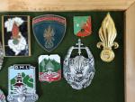 France Lot de 27 (env.) insignes militaires divers, nombreuses reproductions,...