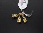Trois pendentifs en or jaune 750 millièmes à décor de...