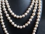 Collier de perles fantaisie, fermoir argent. Long. totale : 146...