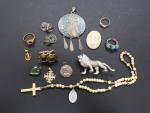Lot de bijoux fantaisie comprenant : bagues, pendentifs, chapelet, boutons...