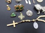 Lot de bijoux fantaisie comprenant : bagues, pendentifs, chapelet, boutons...