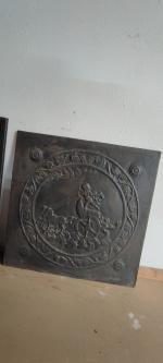 Ancienne plaque de cheminée 60cm x 60cm avec un magnifique
décor...