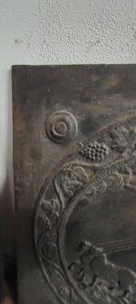 Ancienne plaque de cheminée 60cm x 60cm avec un magnifique
décor...