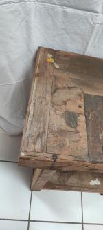 Petit établi en bois fabrication artisanale, présentant des traces dues...