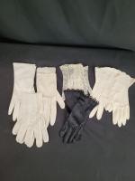 Lot de 6 paires de gants en satin et crochets...