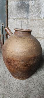 Lot de poterie comprenant une grande cruche de 39cm de...