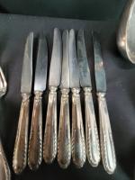 Ménagère en métal blanc comprenant :
11 fourchettes 18,5 cm
7 couteaux 20,5...