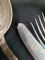 Ménagère en métal blanc comprenant :
11 fourchettes 18,5 cm
7 couteaux 20,5...