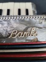Mini Accordéon vintage de marque BAMBI  usure visible sur...
