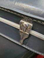 Lot de 4 valises simili cuir bleu.
59 cm de long...
