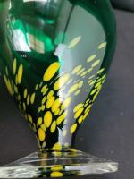 Deux vases en forme d'oeuf d'autruche de couleur vert émeraude...