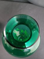 Deux vases en forme d'oeuf d'autruche de couleur vert émeraude...
