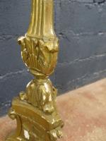 Pique-cierge en bois doré et sculpté, la base sculptée de...