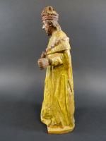 Statuette en bois sculpté polychrome représentant un roi de France...