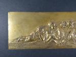 Plaque en bas-relief en bronze doré à décor d'amours musiciens...