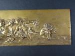 Plaque en bas-relief en bronze doré à décor d'amours musiciens...