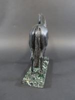 Cheval debout en bronze patiné, sur socle en marbre vert,...