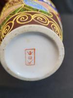Porcelaine asiatique comprenant 3 petits vases et boite, 9 cm...