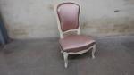 Chaise chauffeuse de style Louis XV en bois laqué crème,...