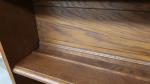 Colonne vaisselier de style rustique en bois naturel mouluré reposant...