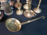 Réunion d'objets en cuivre et bronze comprenant : 
- Paire...