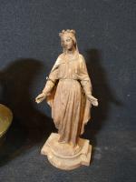 Réunion comprenant : 
- Statuette de la Sainte Vierge Miraculeuse,...