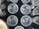 Lot d'environ 62 pièces de verrerie comprenant : verres ballons...