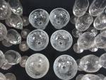 Lot d'environ 62 pièces de verrerie comprenant : verres ballons...
