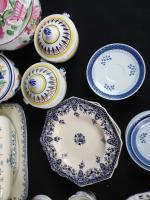 Lot de pièces de vaisselle en céramique d'origines diverses comprenant...