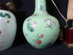 Lot de 3 vases en céramique à décor de fleurs...