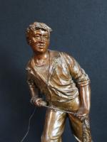 "Le pêcheur", Sculpture en métal patiné sur socle en bois...