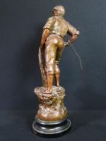 "Le pêcheur", Sculpture en métal patiné sur socle en bois...