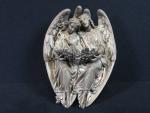 Un bénitier en bronze à décors d'anges (usures légères). H....