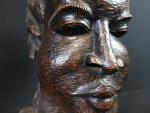 Tête africaine d'époque coloniale en bois. (usures) H. : 35cm...