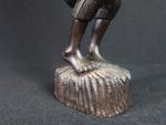 Statuette de style africain représentant un porteur d'eau en bois...