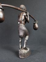 Statuette de style africain représentant un porteur d'eau en bois...