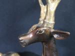THAILANDE. Statue en bronze patiné et doré représentant un daim...