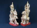 THAILAND. Paire de divinités en bois sculpté et doré. Haut.:...