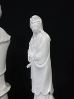 CHINE - Lot de trois statuettes en porcelaine comprenant :...