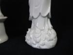CHINE - Lot de trois statuettes en porcelaine comprenant :...
