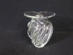 BAYEL - Un vase en cristal à torses marqué au...