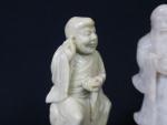 Lot de 3 statuettes asiatiques en pierre dure, légers manques...