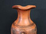 EXTRËME-ORIENT - Vase en terre cuite à décors en bas...