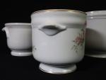 LIMOGES - Lot de trois pots en porcelaine comprenant :...