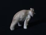 Un éléphant en porcelaine de Limoges (H. : 8cm). (Usures...