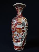 JAPON SATSUMA - Paire de vases balustre, en céramique polychrome...