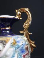 Vase en porcelaine polychrome à décors d'inspiration antique de deux...