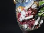 Vase en porcelaine polychrome à décors d'inspiration antique de deux...